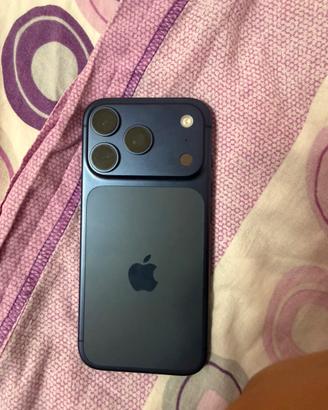 Iphone 17 pro con casco e batterua al 100