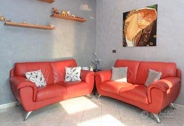 Coppia di divani in pelle rossa