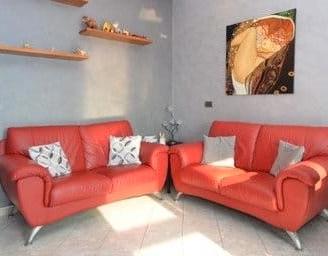 Coppia di divani in pelle rossa