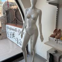 Arredamento negozio abbigliamento