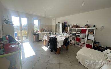 LUMINOSO APPARTAMENTO CON BALCONE E ASCENSORE