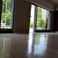 Negozio con vetrine e comodo parcheggio