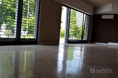 Negozio con vetrine e comodo parcheggio