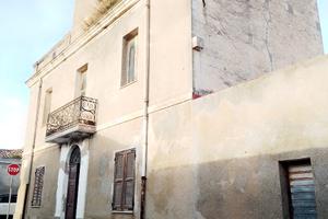 Intera palazzina a Tissi