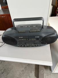 Radio portatile con lettore CD e vecchie cassette