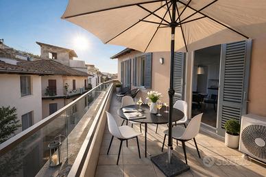 Attico con doppia terrazza e posto auto in centro