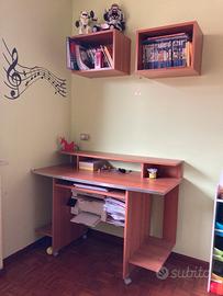 Scrivania (124x57 ) con pensili coordinati