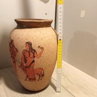 Anfora in terracotta con figure.
