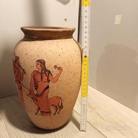 Anfora in terracotta con figure.