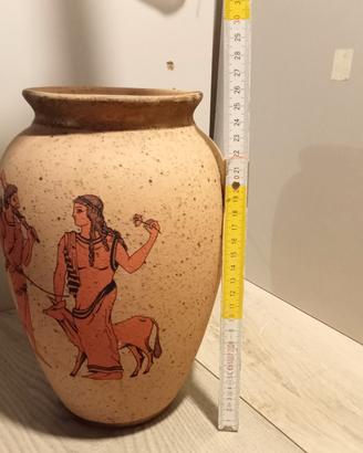 Anfora in terracotta con figure.