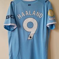 9 Haaland, maglia Manchester City con patch della