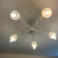 Lampadario in vetro e acciaio bianco