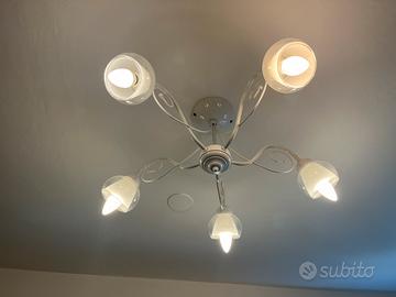 Lampadario in vetro e acciaio bianco