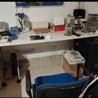 scrivania in legno bianca