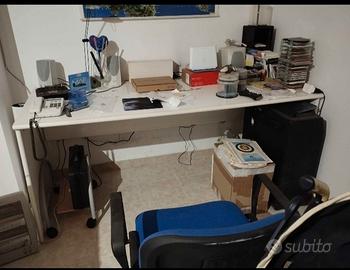 scrivania in legno bianca