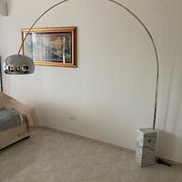 Lampada ad arco con base in marmo