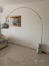 Lampada ad arco con base in marmo