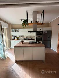 Cucina lineare piu isola senza elettrodomestici