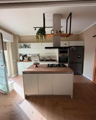 Cucina lineare piu isola senza elettrodomestici