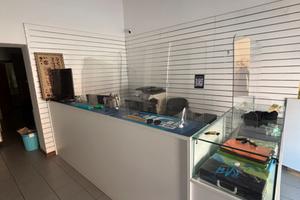 Mobili per negozio ufficio