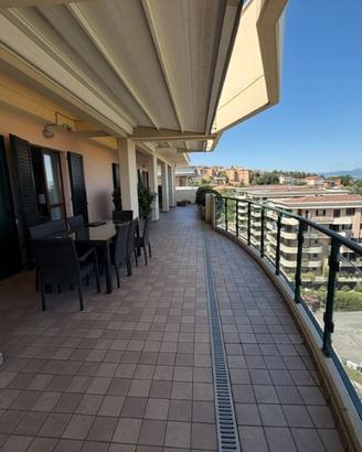 Ampio attico con terrazzo panoramico e box doppio