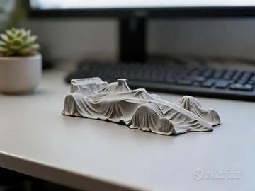 Modellino RedBull Racing RB20 sotto telo