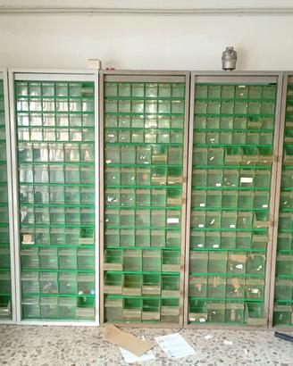 scaffale con 72 cassetti varie misure