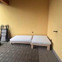 2 divanetti artigianali in legno – con cuscinoni