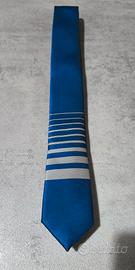 Cravatta blu con dettagli argentati