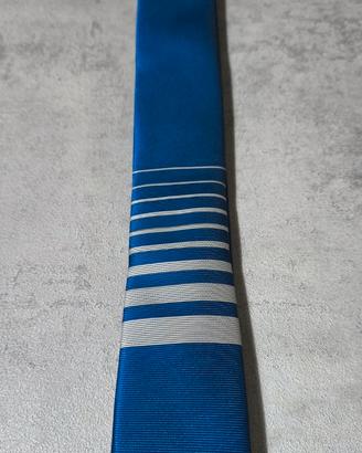 Cravatta blu con dettagli argentati