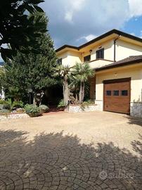 Villa singola su due livelli con piscina