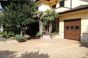 Villa singola su due livelli con piscina