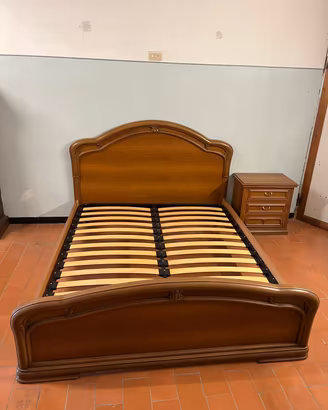 Letto matrimoniale + comodino