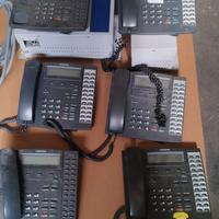 Centralino telefonico e sei telefoni.