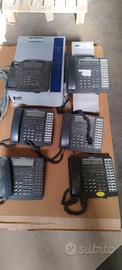 Centralino telefonico e sei telefoni.