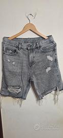 Pantaloncino jeans con dettagli strappati 