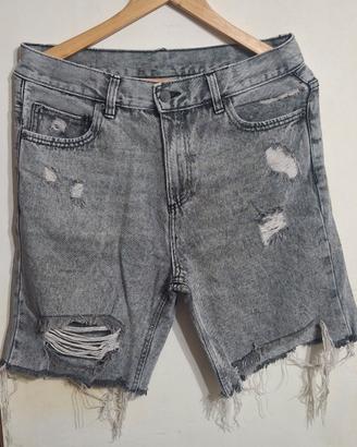 Pantaloncino jeans con dettagli strappati 