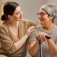 Giovane badante offre aiuto a signora anziana sola