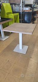 tavolo con supporto in metallo bianco  piano legno
