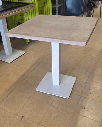 tavolo con supporto in metallo bianco  piano legno