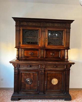Vetrina in legno massello stile classico