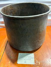 Vaso antico in rame inciso