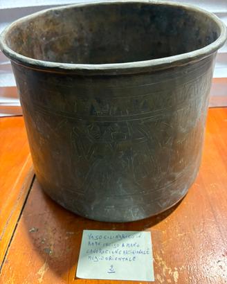 Vaso antico in rame inciso