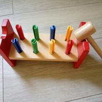 Gioco in legno pioli e martello