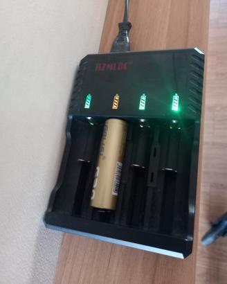 caricabatterie a 4 posti più 4 batterie al litio