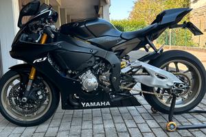 Yamaha R1