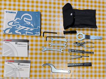 Libretto e borsa attrezzi Yamaha R1 2002 5PW