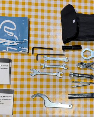 Libretto e borsa attrezzi Yamaha R1 2002 5PW