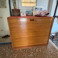 mobile di piccole dimensioni marrone