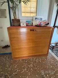 mobile di piccole dimensioni marrone